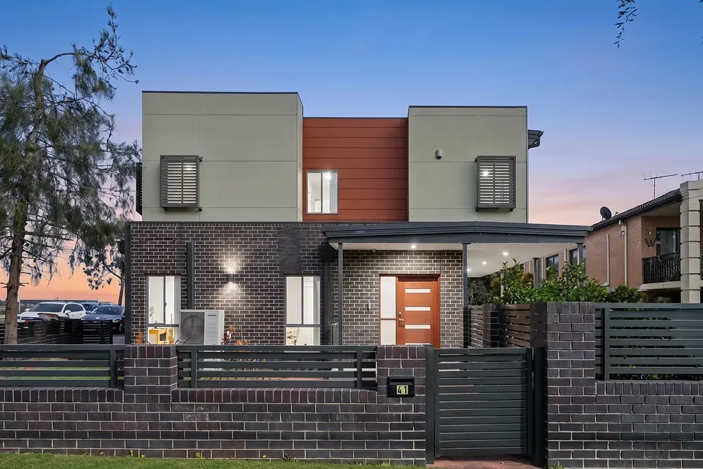 Condell Park 4Kwarto Family Living with a North-Facing backyard