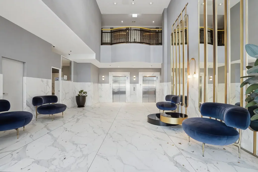 Bondi Junction 2房 Bondi Junction便捷社区 自然光充裕 开放式布局 私人阳台 优质电器 安全LUG 电梯直达 靠近Westfield Urban Sophistication Meets Effortless Convenience in the Heart of Bondi Junction