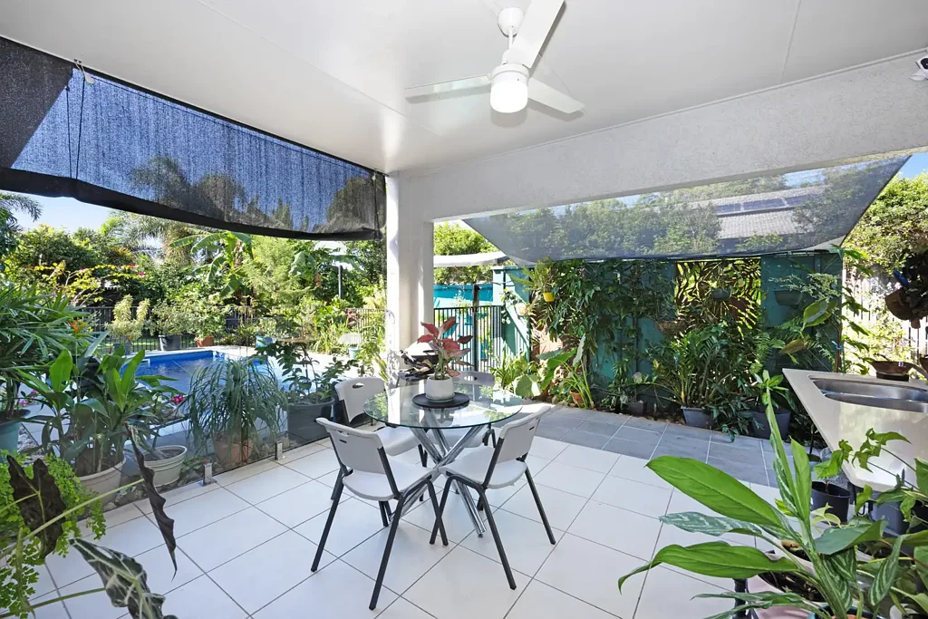 Bushland Beach 4ห้องนอน Well located family home with pool, solar, beautiful gardens and large park 50m away