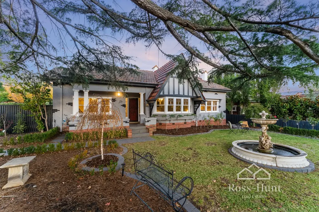 Surrey Hills 4房 尊贵转角地块 556sqm Art Deco风格 实心砖砌 精心翻新 定制橱柜 高天花板 开放式布局 美食厨房 豪华卫浴 精英学区 邻近村庄 Contemporary Luxury Meets Timeless Character