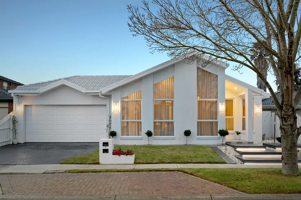 Altona Meadows 4房 从前到后精美翻新的经典家庭住宅 A Timeless Family Residence, Beautifully Renovated from Front to Back