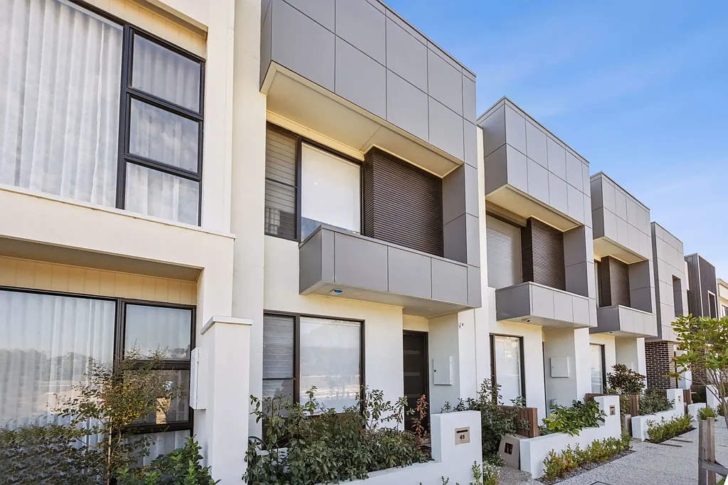 MODERN 2 BEDROOM TOWNHOUSE A SHORT STROLL FROM A VARIETY OF AMENITIES