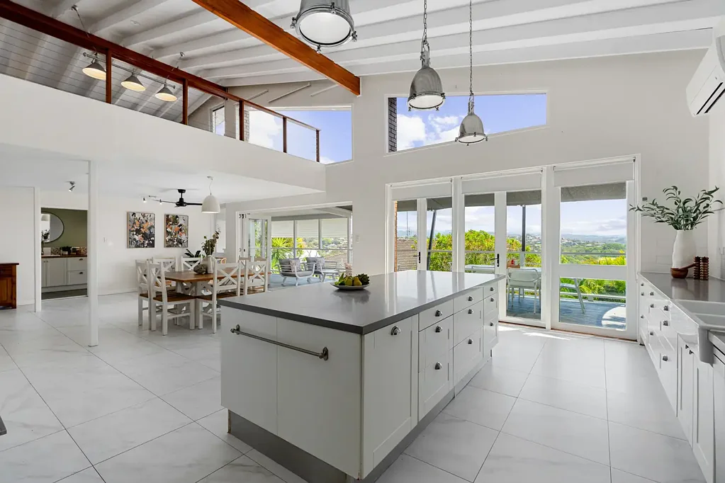 Banora Point 5Kwarto Contemporary Family Home with an Elevated Tranquil Outlook