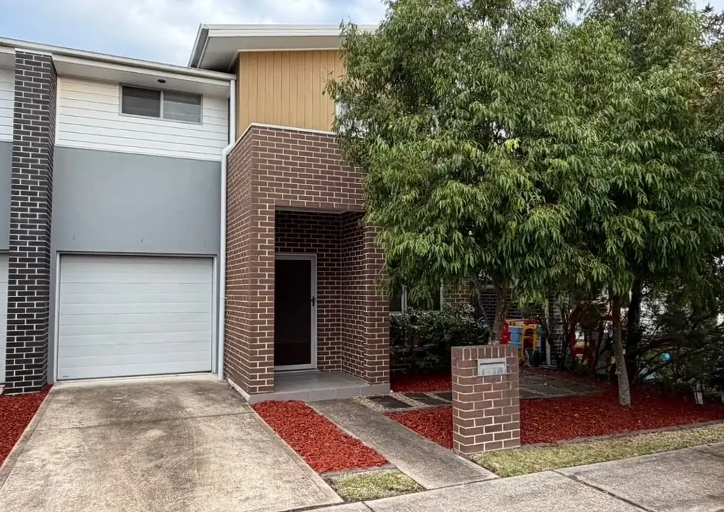 Duplex – rental properties in Voyager Point are a rare find!