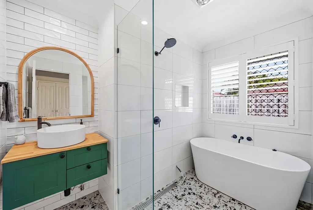 Burleigh Waters 4房  MASSIVE $200,000 PRICE REDUCTION! THE BEST VALUE BUY IN BURLEIGH!