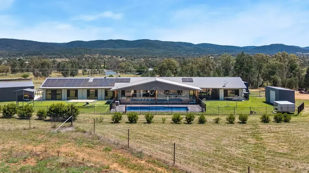 Bingara 5房  Huge Price Drop - A High-End Home with Commercial Flexibility