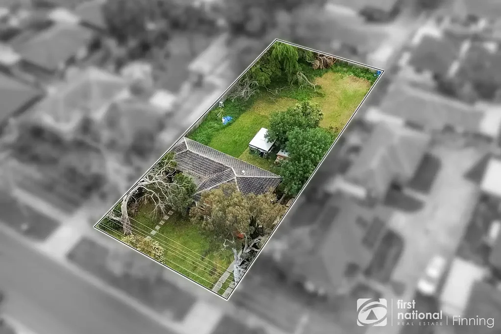 Cranbourne 3房 981sqm宽阔平地 顶级Cranbourne地段 住宅增长区划 无限开发潜力 交通便利 配套齐全 DEVELOPMENT OPPORTUNITY IN THE HEART OF CRANBOURNE