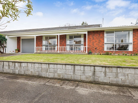 Awapuni 2房  Stylish, Low-Maintenance Living - A Must-See