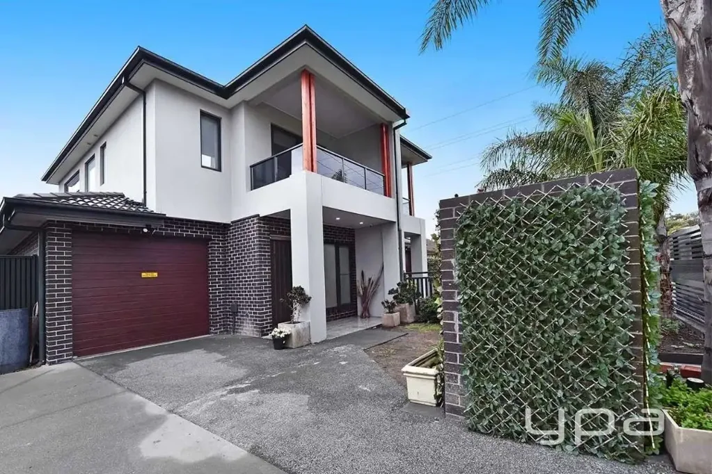 Tullamarine 3房 正对Westfield 便捷高速 双层联排 三卧套房 中央空调 宁静舒适 Centrally Located with Quality Throughout!