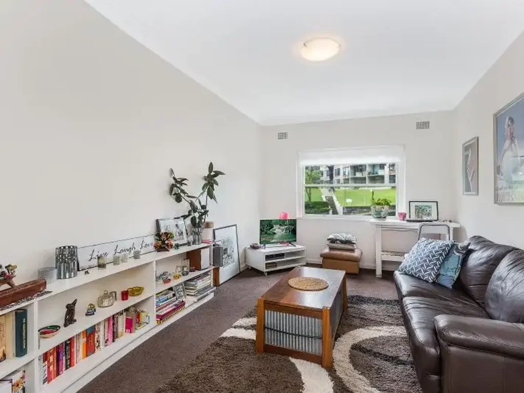 Charming One Bedroom Apartment, Footsteps from Edgecliff Eastpoint Shopping Centre!