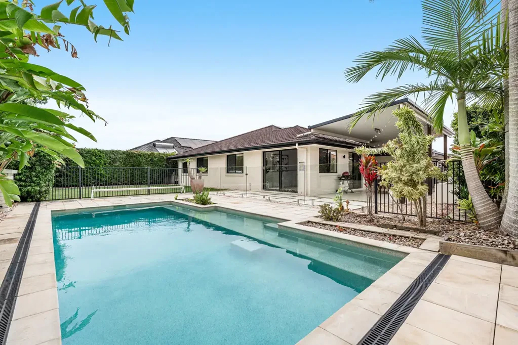 Redland Bay 4房 Redland Bay宁静角落 宽敞低层住宅 四卧主套带独卫 巨大泳池 嵌入式比萨烤箱 多个生活区 侧通道 双车库 太阳能电池板 Stylish Family Home With Incredible Pool & Entertaining Area!