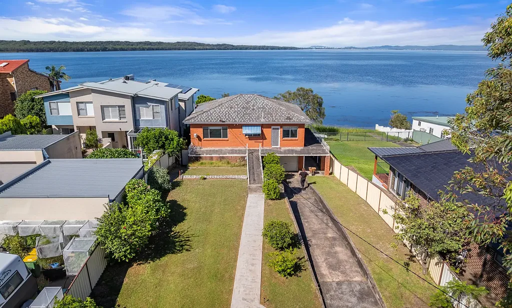 Toukley 3ห้องนอน Rare Sandy Waterfront Opportunity