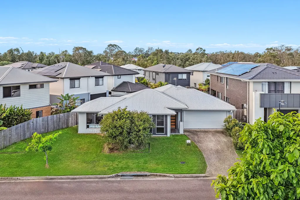 Arundel 4 Bedroom Modern Living at Its Best - Immaculate 7-Year-Old Home In Sought after Arundel Springs