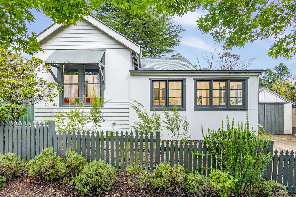 Katoomba 3房  Charming 1940s Cottage with DA Approval & Endless Potential