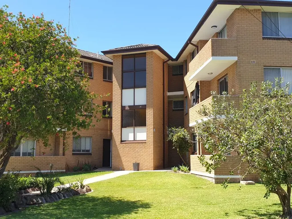 Well-Maintained 2 bedder Unit in Convenient Location