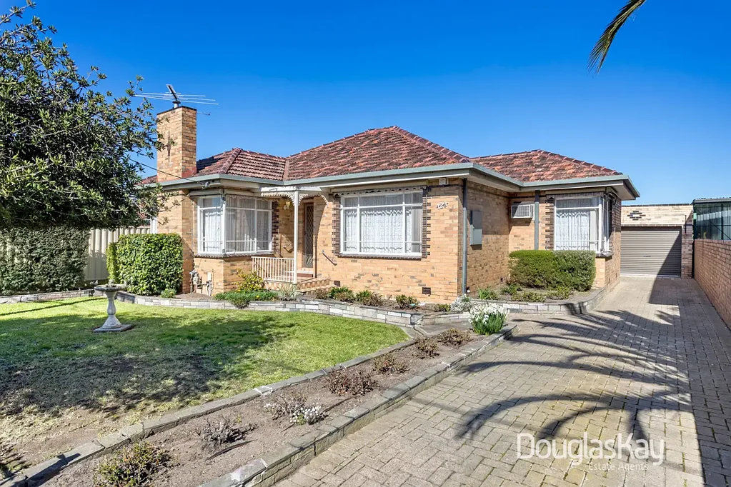 Sunshine North 3ห้องนอน Triple-Fronted Brick Beauty on 691m² – First Time Offered in Decades