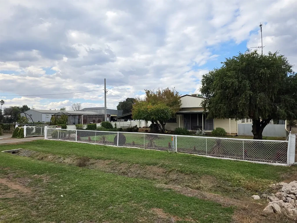 Yanco 4房  If you're after space, functionality, and a well-maintained home with room to grow, 50 Dallas Street delivers it all.
