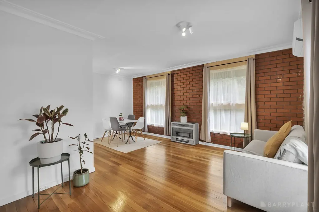 Mitcham 3房 庞大共享后院 1,353㎡巨地块 开敞采光起居 现代实用厨房 豪华地毯卧室 私人露台 双车库 无物业费 *Address Upon Request

A RARE VILLA WITH PARK-LIKE SURROUNDS IN LEAFY MITCHAM