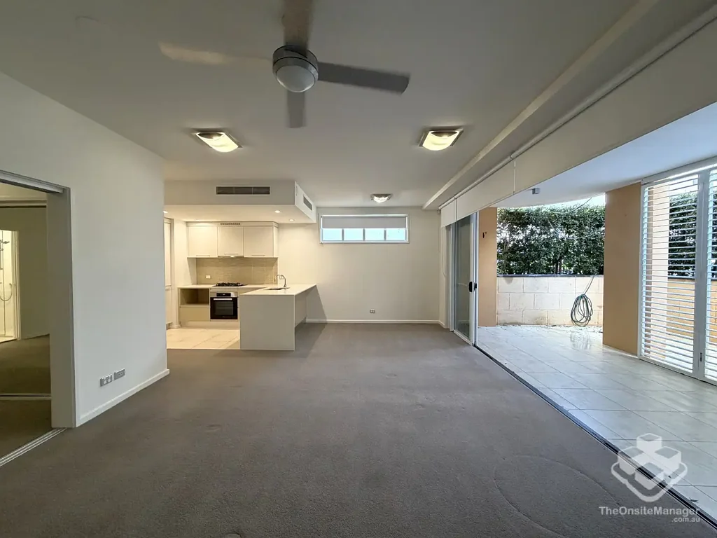 Spacious Ground Floor Apartment with Courtyard