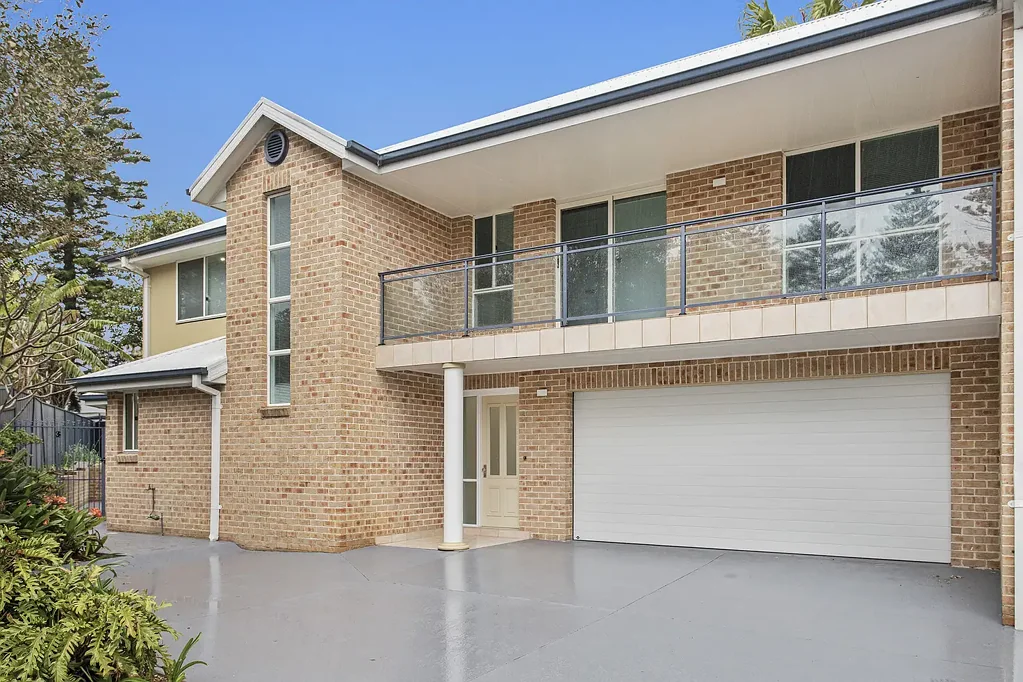 Spacious Townhouse opposite the beach