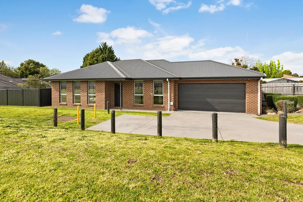 Stylish, Spacious & Ideally Located Single-Storey Townhouse
