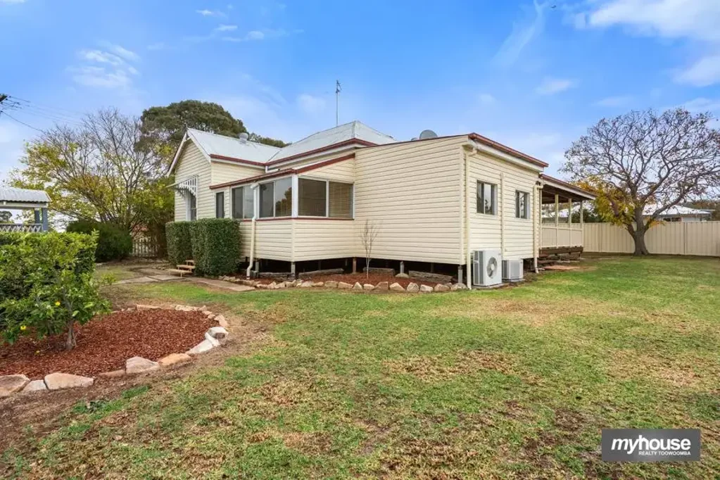 Kingsthorpe 4ਬੈੱਡਰੂਮ Timeless Queenslander Charm on a Generous 1,248mÂ² Block