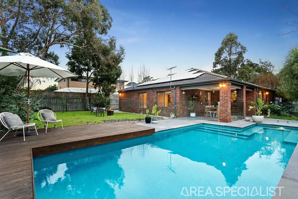 Langwarrin 4房 简介：珍贵丛林尽头小巷中的泳池畔家庭生活 The Brief: Poolside Family Living in a Prized Bushland Cul-de-Sac