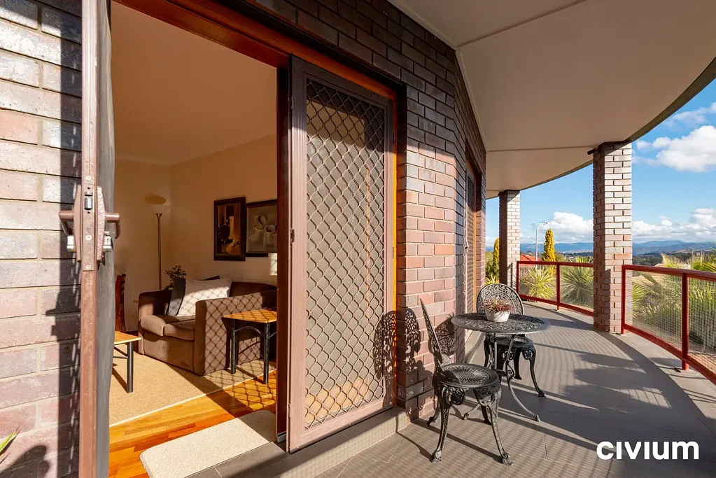 Fully furnished one bedroom garden flat in Issacs!