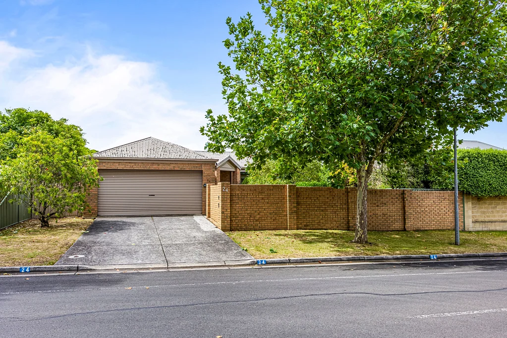 24 Stirling Drive, Lake Gardens, VIC 3355