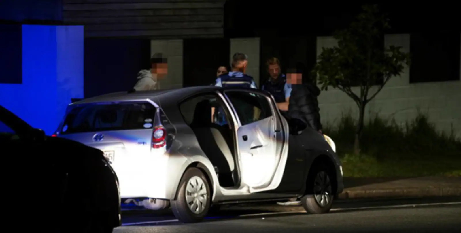 奥克兰每晚不平静，警方夜里拦截了两辆车，一辆甚至被追到怀卡托