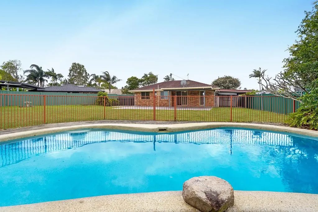 Burpengary 3房 Burpengary 经典住宅，占地 1,031 平方米，带泳池和侧面通道 A Burpengary Classic on 1,031m² with Pool & Side Access