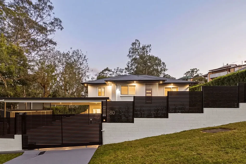 Indooroopilly 4Phòng ngủ Fully Renovated Family Home on 964m² with Subdivision Potential