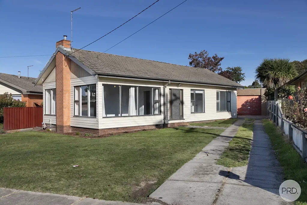 COMFORTABLE FAMILY LIVING IN PRIME WENDOUREE LOCATION