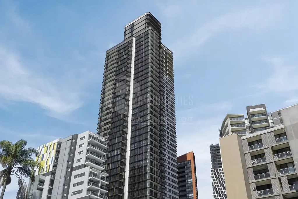 Luxurious 2 Bedroom Apartment with city view on 31st floor for LEASE!