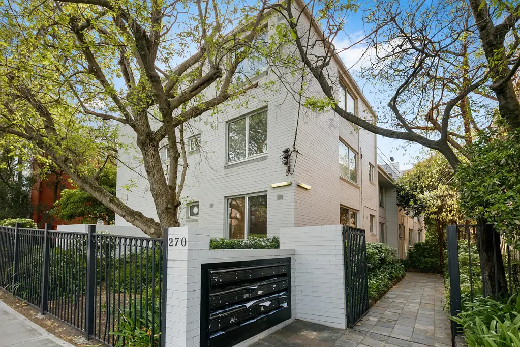 Ground floor apartment in the centre of the action!