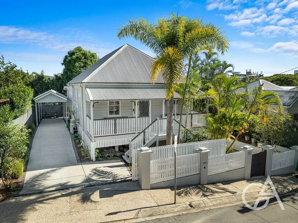 Highgate Hill 4Zimmer Elevated Family Living with Exceptional Quality in Highgate Hill's Premier Pocket