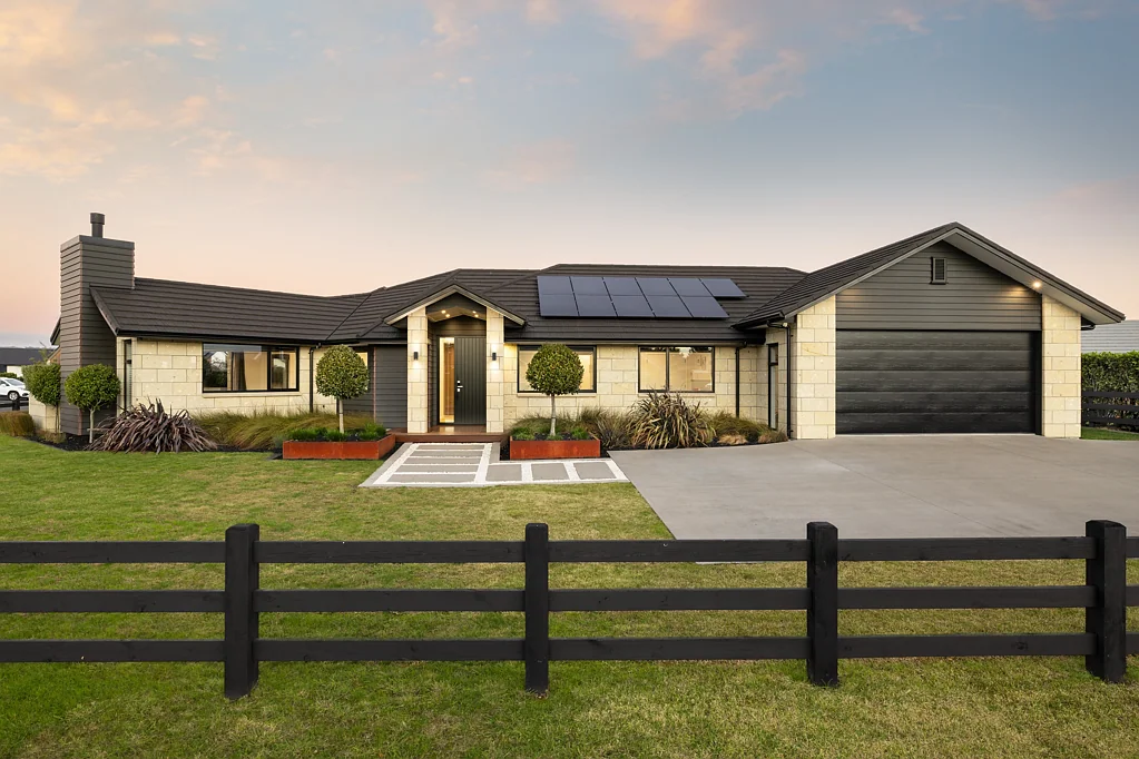 Cambridge 4Kwarto Reserve outlook and triple car garaging!