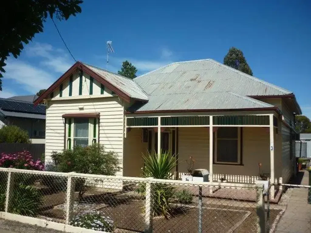 3-Bedroom Home with Comfort Features & Rear Lane Access