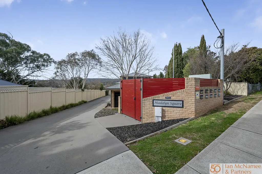 Spacious Three-Bedroom Townhouse with Double Garage