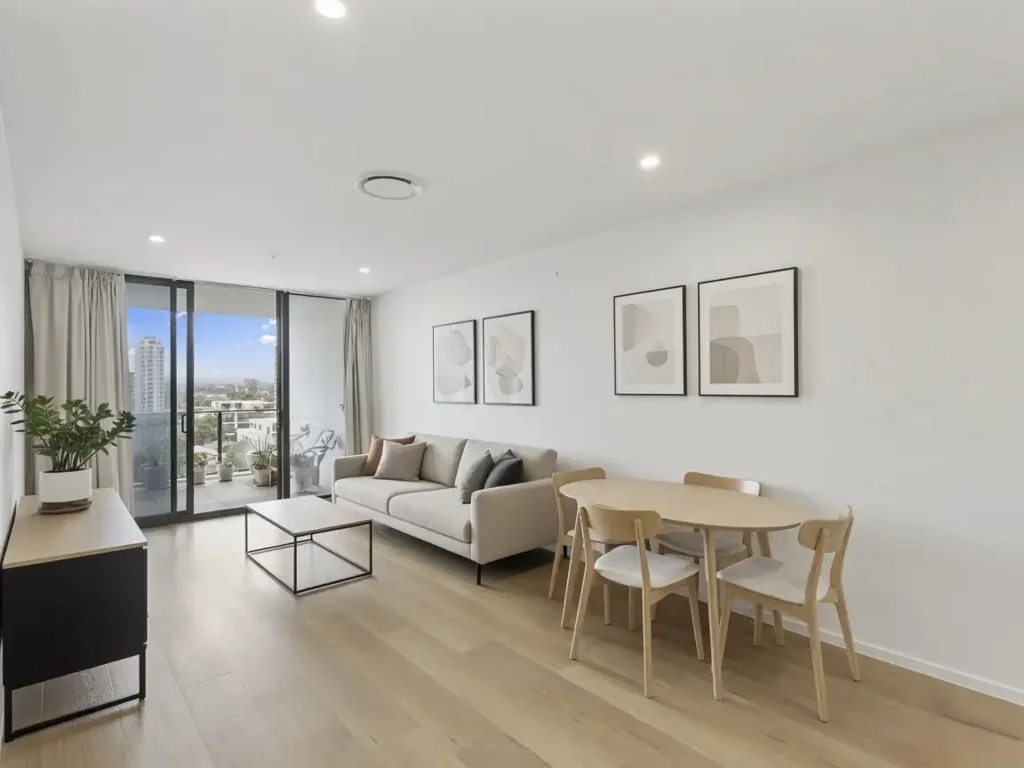 Surfers Paradise 2房  Near-New Riverside Apartment with Oversized Balcony | Essentia
