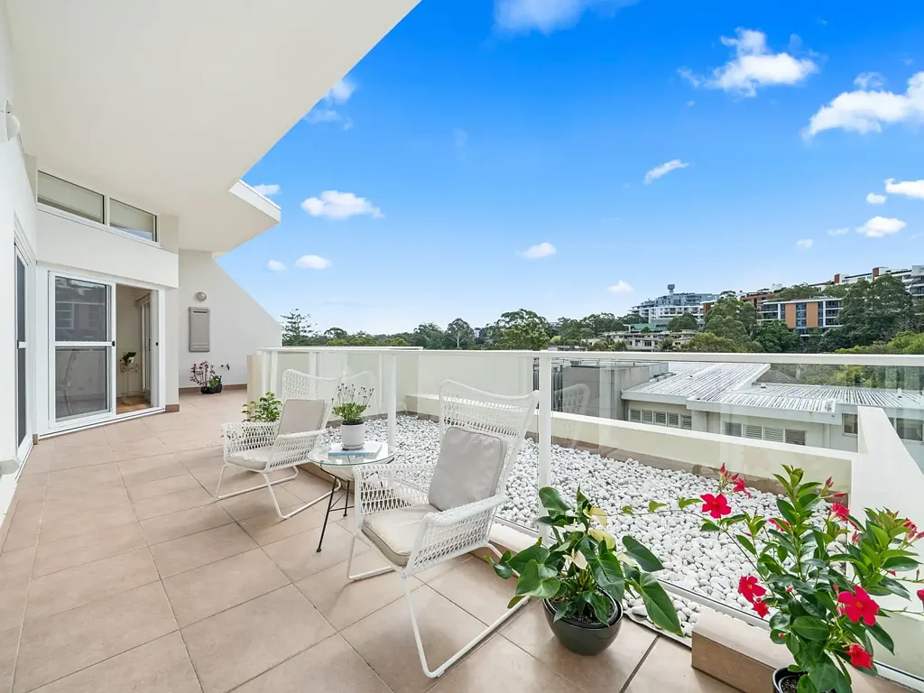 Gordon 3Zimmer Oversized Full Brick Penthouse with North-East Facing Balcony, Approx. 190 sqm o