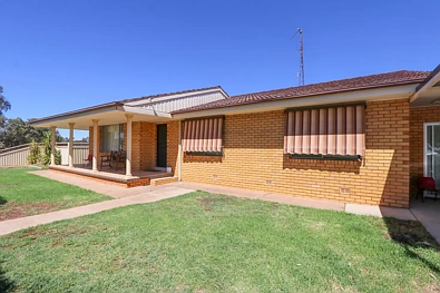 West Wyalong 4 Slaapkamer Brick Home on Corner Block!