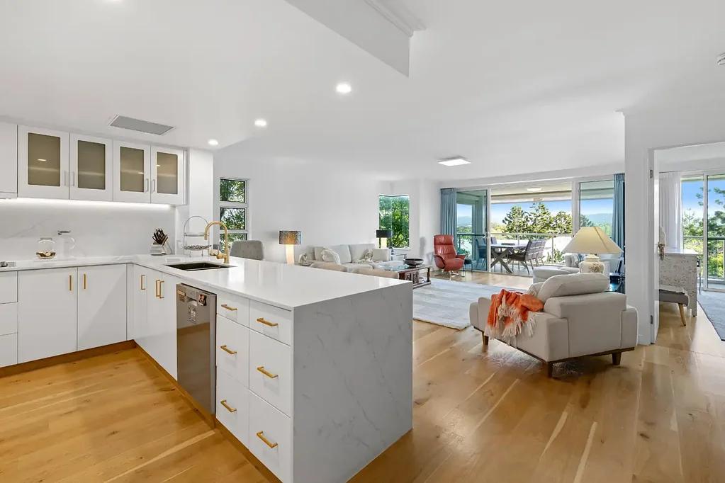Benowa 2房  Rare & Renovated Corner Apartment with Elevated Views | Secure Golf Course Estate