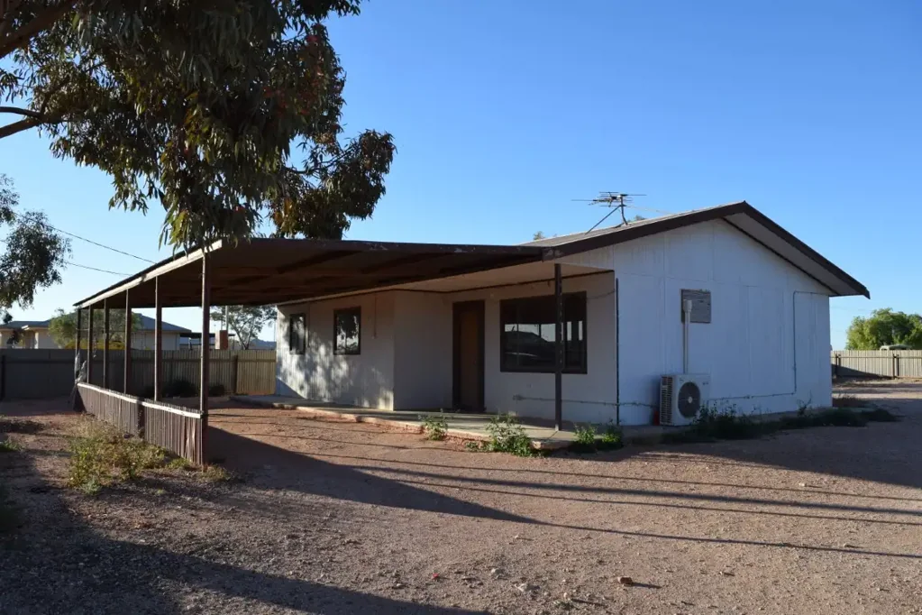 Coober Pedy 3 Bedroom Three Bedroom Home with Shed!