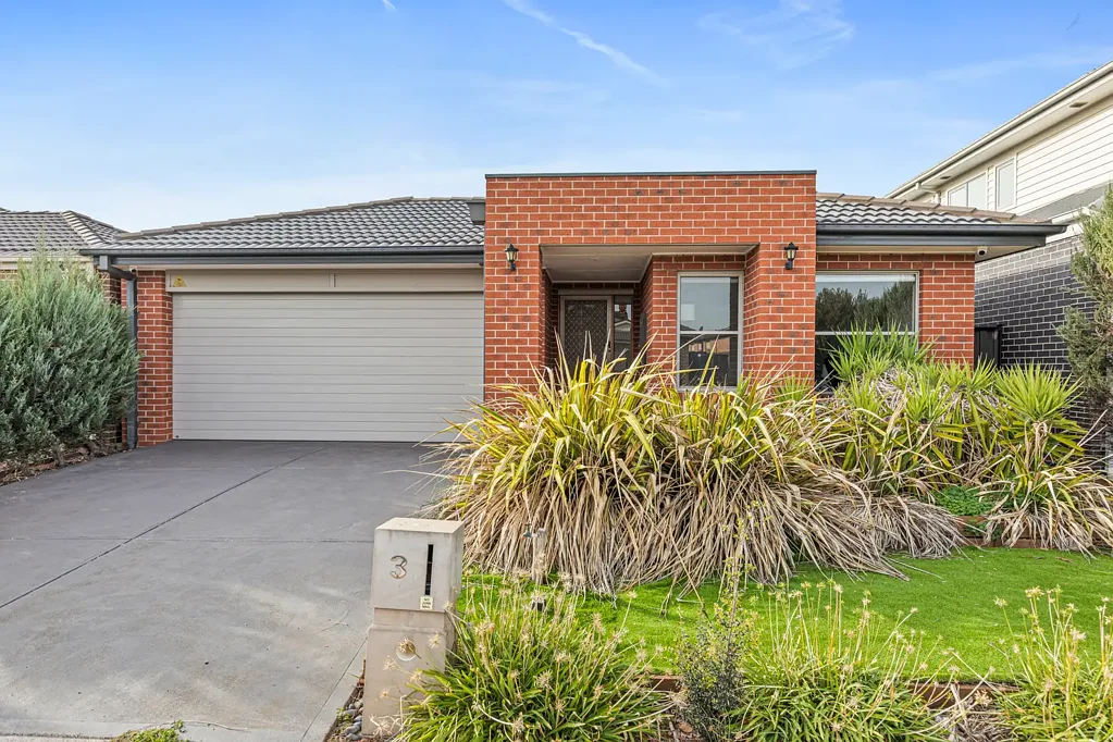 Immaculate Family Home in Featherbrook school zone