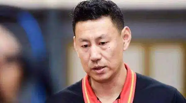 李楠主动请辞中国男篮主帅