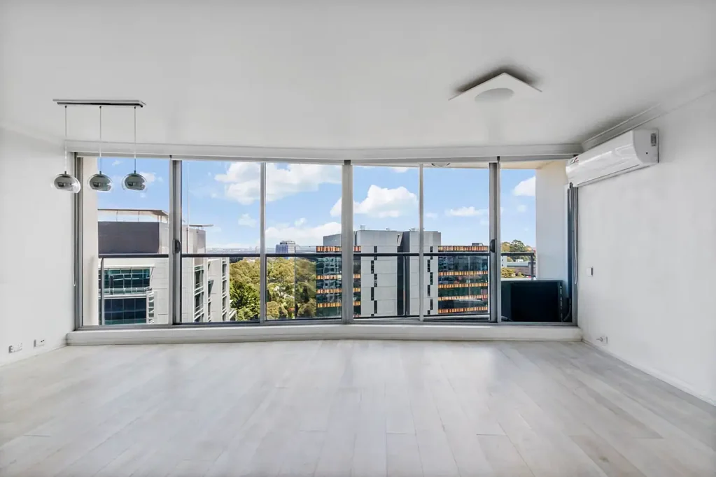 St Leonards 2 Bedroom Sought after corner position within the Forum West