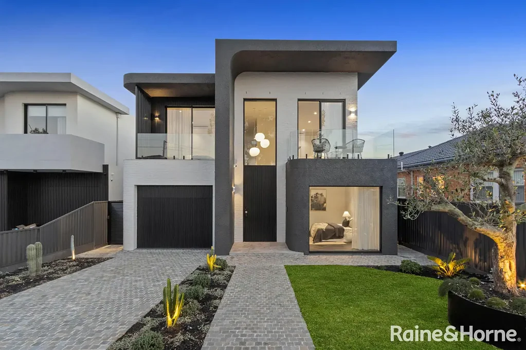 Earlwood 6 Bedroom Sophisticated Modern Living -  Beautifully Designed Architectural Home