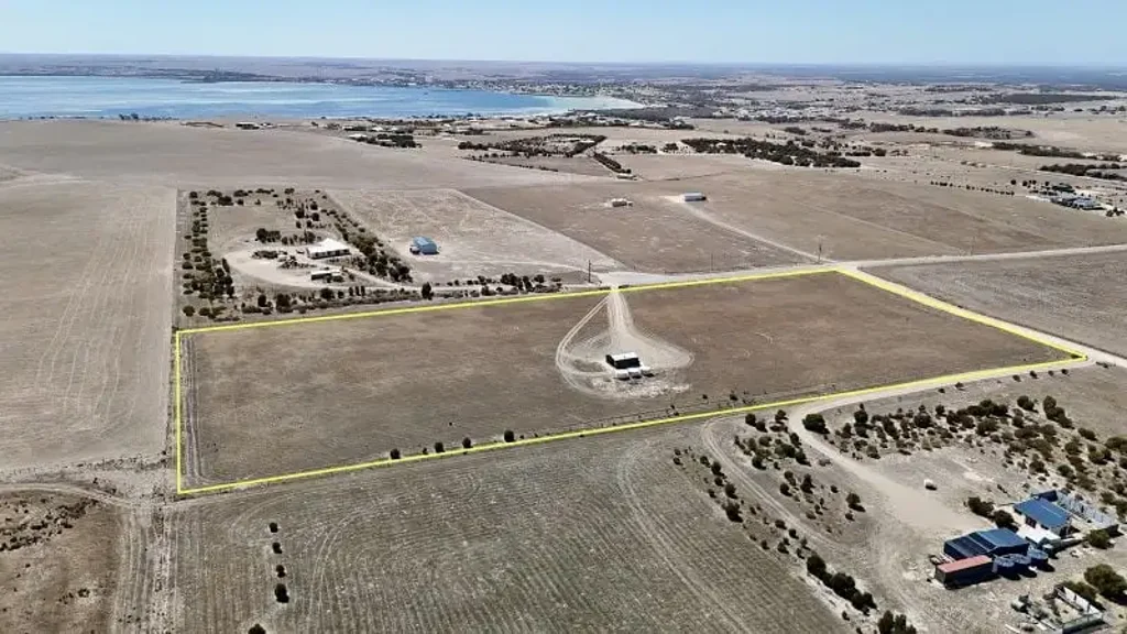 Streaky Bay  HUGE LIFESTYLE ALLOTMENT
WITH SHED AND TANKS !!
REDUCED TO SELL
MOTIVATED SELLER NOW $275K !!