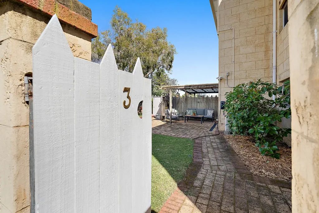 Beaconsfield 3ਬੈੱਡਰੂਮ Corner-Positioned Gem with Space, Privacy & Lifestyle Appeal